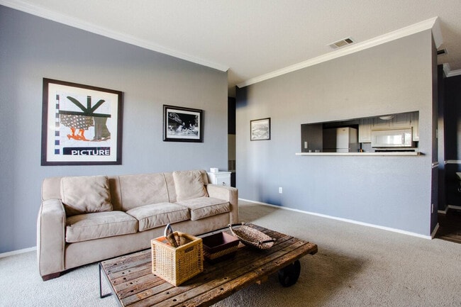 Foto del edificio - 12166 Metric Blvd