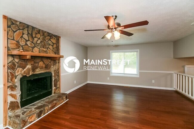 Foto del edificio - 3 Bedroom Pet-Friendly Home in Fairburn, G...