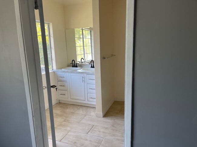 Master bath - 15013 Hartsook St