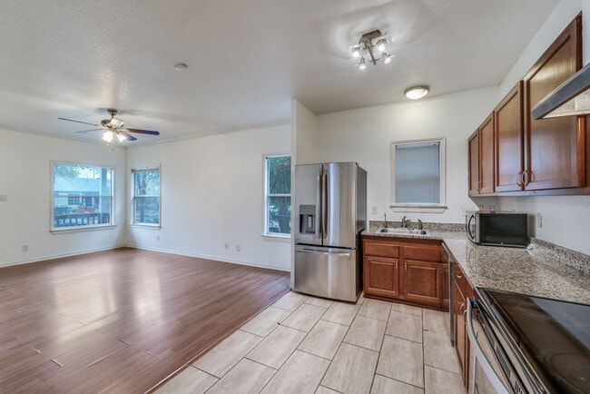 Building Photo - Well Maintained and Great Location!