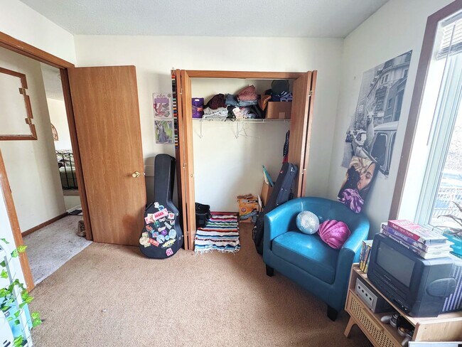 Building Photo - Off Campus Housing Option - Spacious 3 Bedroom Unit!