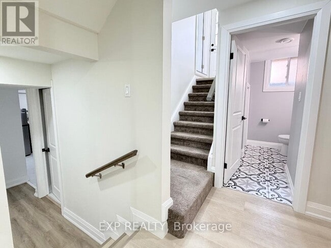 Building Photo - 270 Highview Crescent