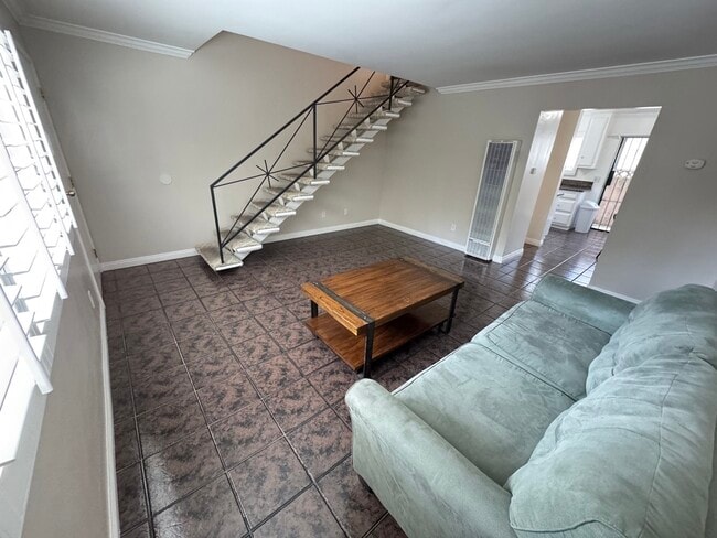 Building Photo - 1126 W 37th Pl