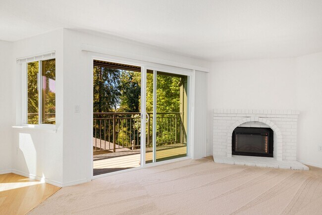 Foto del edificio - 2 Bed, 1 Bath Condo with Easy Access to I-405