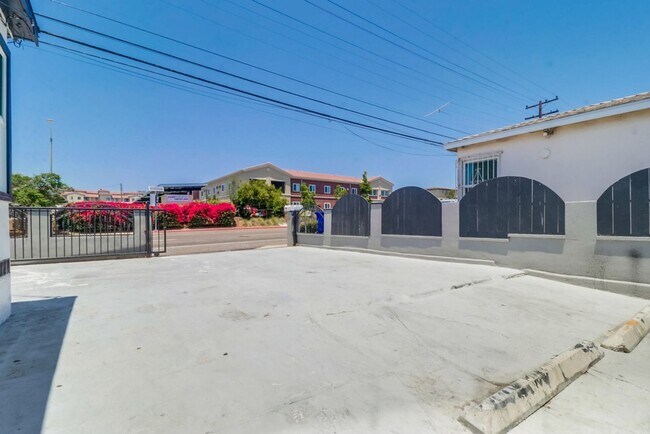 Foto del edificio - 2806 E 8th St