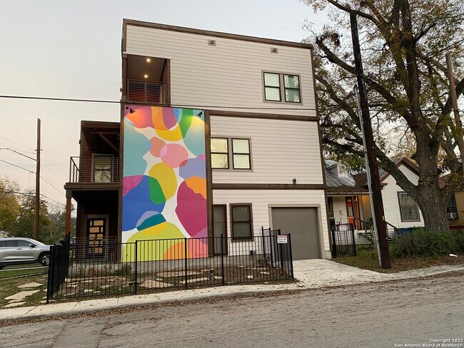 Building Photo - 902 Montana St