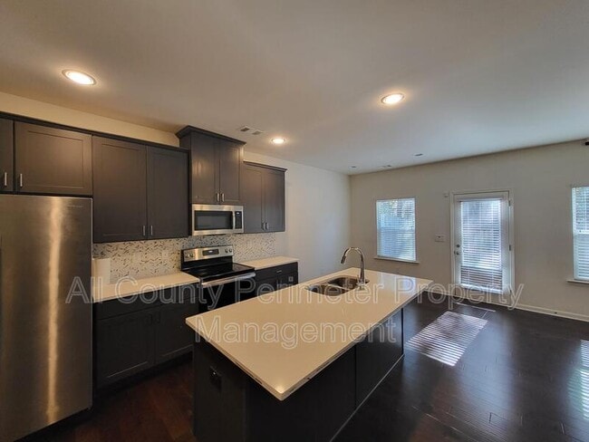 Foto del edificio - 5163 Madeline Pl