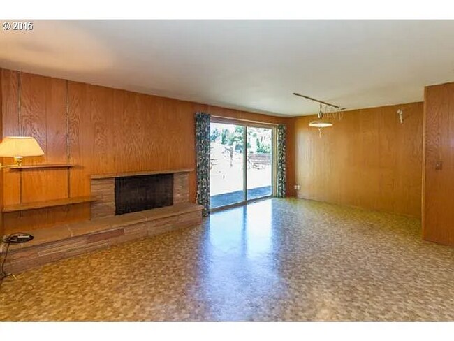 Building Photo - Great Vintage Home!