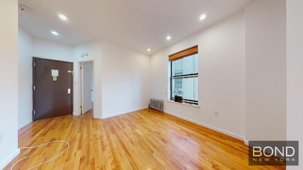 Foto principal - 68 E 1st St