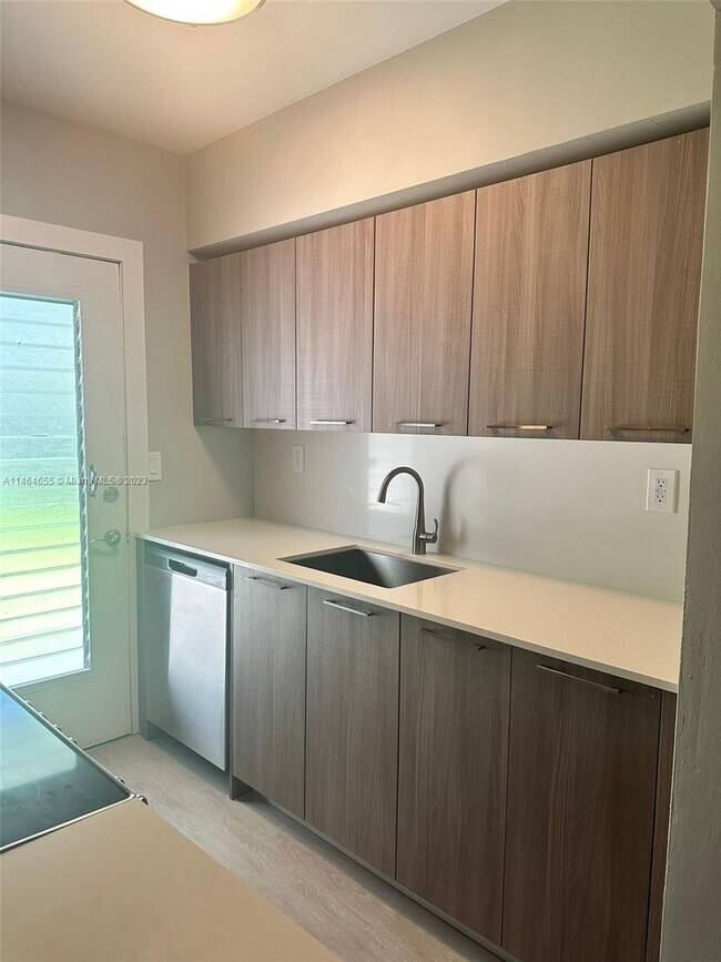 Foto del edificio - 10190 E Bay Harbor Dr