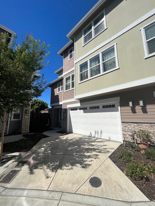 Foto del edificio - Spacious, Centrally Located, Recently Buil...