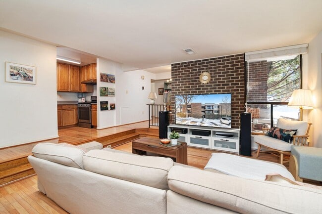 Foto del edificio - 2110 Bonnywood Ln