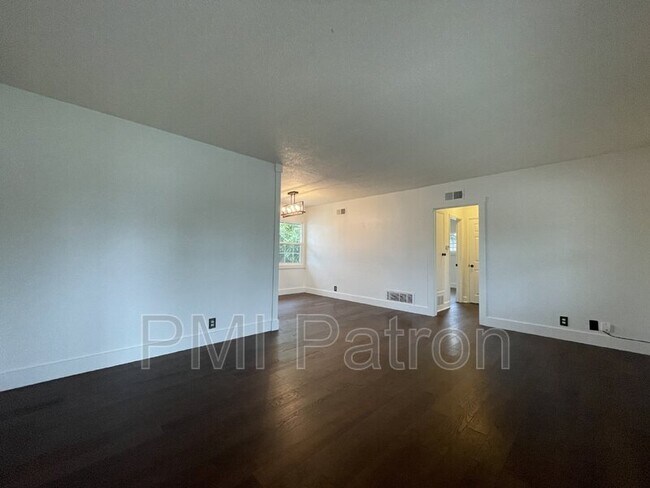 Building Photo - 1412 Naples Pl