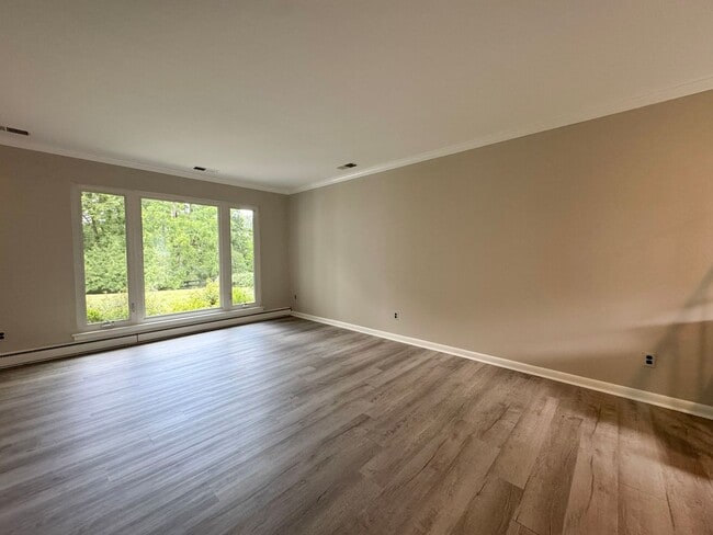 Building Photo - Gorgeous 4 Bed 2 Bath Home On Large Privat...