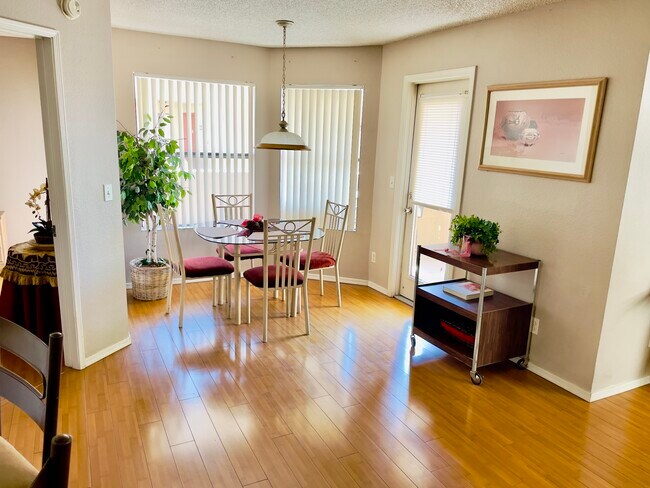 Foto del edificio - 4850 E Desert Cove Ave