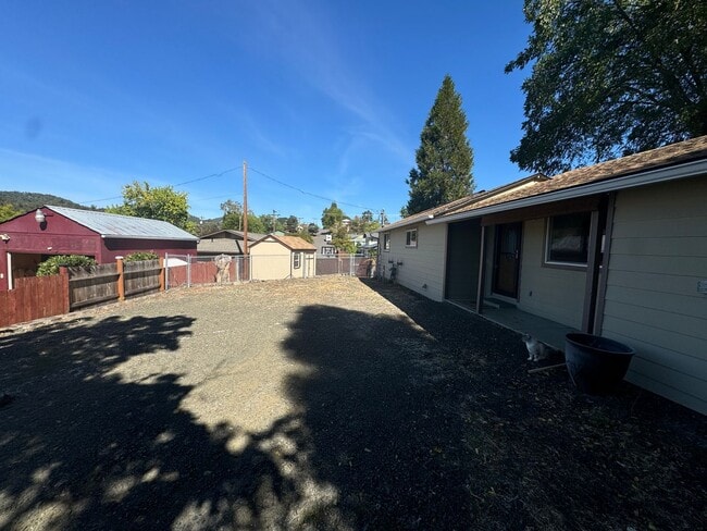 Building Photo - Roseburg 2 bedroom, 1 bath house with garage