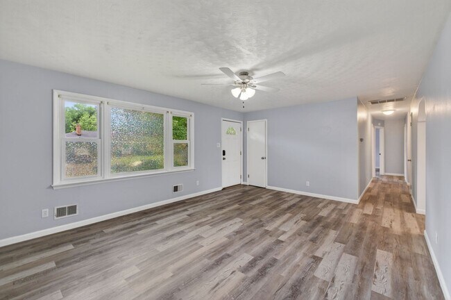 Foto del edificio - Brick Corner Ranch in Oak Manor-Chesapeake!