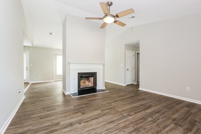 Building Photo - Beautiful home on Laurel Tree Lane