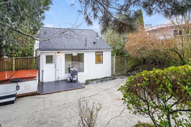 Foto del edificio - Modern Oasis in Seattle: 2-Bed, 2-Bath with Luxurious Amenities!