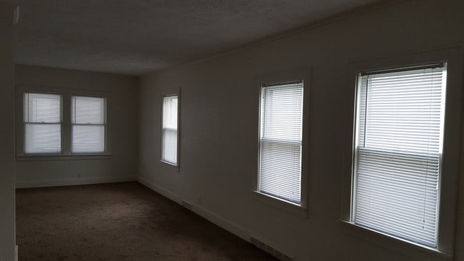 Building Photo - Spacious Two Bedroom House with Huge Loft