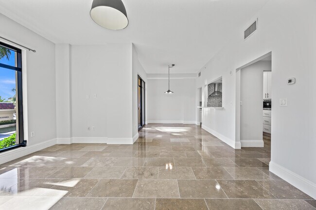 Building Photo - 200 E Palmetto Park Rd