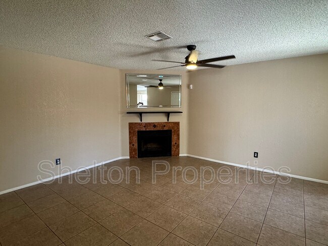 Foto del edificio - 10815 W Northern Ave