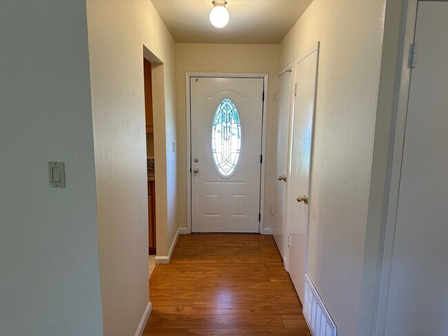 Building Photo - Stunning 3 Bedroom 2 Bathroom House Close ...