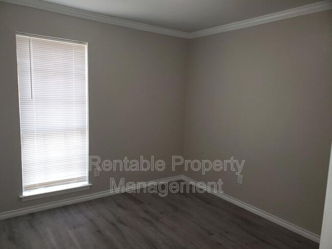 Building Photo - 325 Boulder Ct