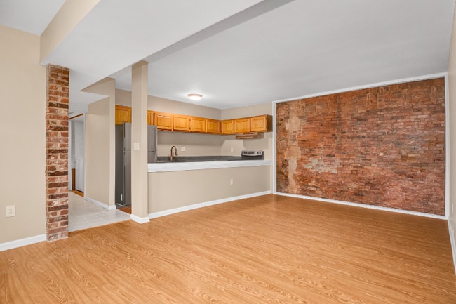 Building Photo - 58 Buckingham St