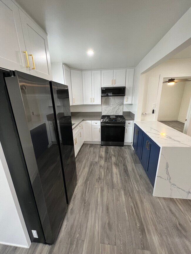 Building Photo - 530 W 93rd St