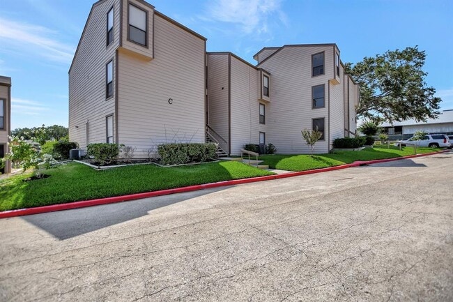 Building Photo - 102 Lakeview Terrace