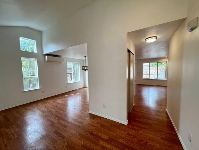 Foto del edificio - Move-In Special! Remodeled Rambler with La...