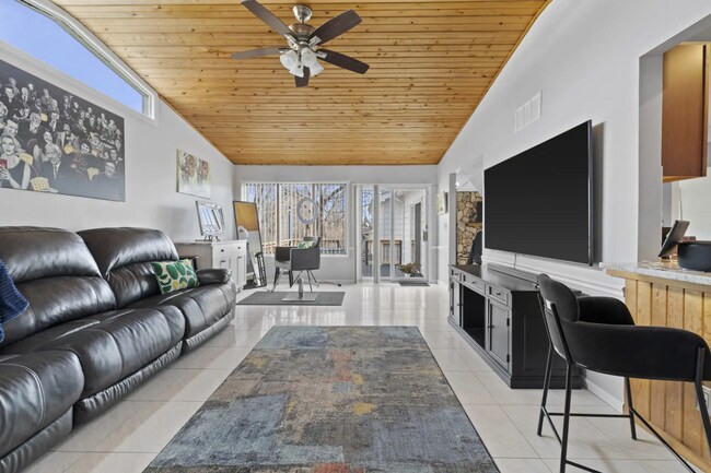 Building Photo - 1723 Hillcrest Dr