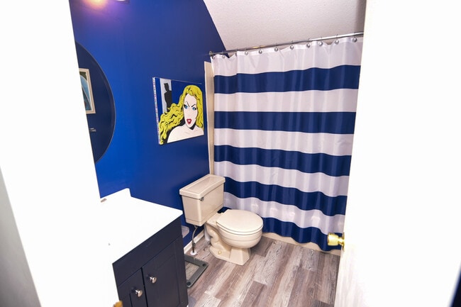 Foto del edificio - 15 Longwood Dr