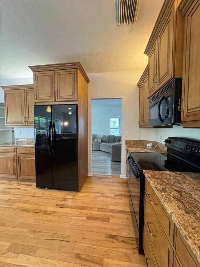 Foto del edificio - Annual Unfurnished 4-bedroom, 2.5-bath single family home