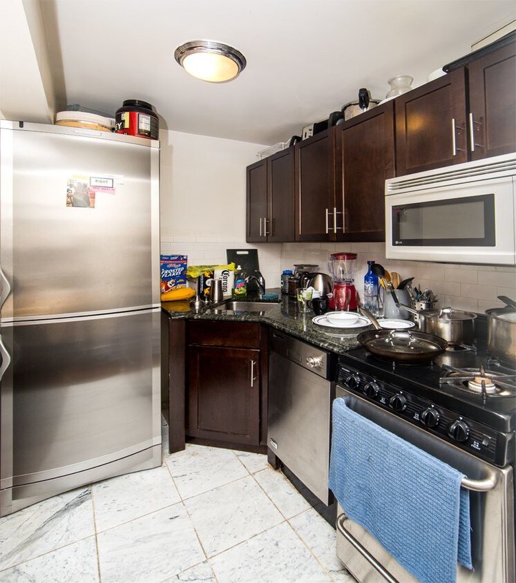 Primary Photo - 320 E 74th St