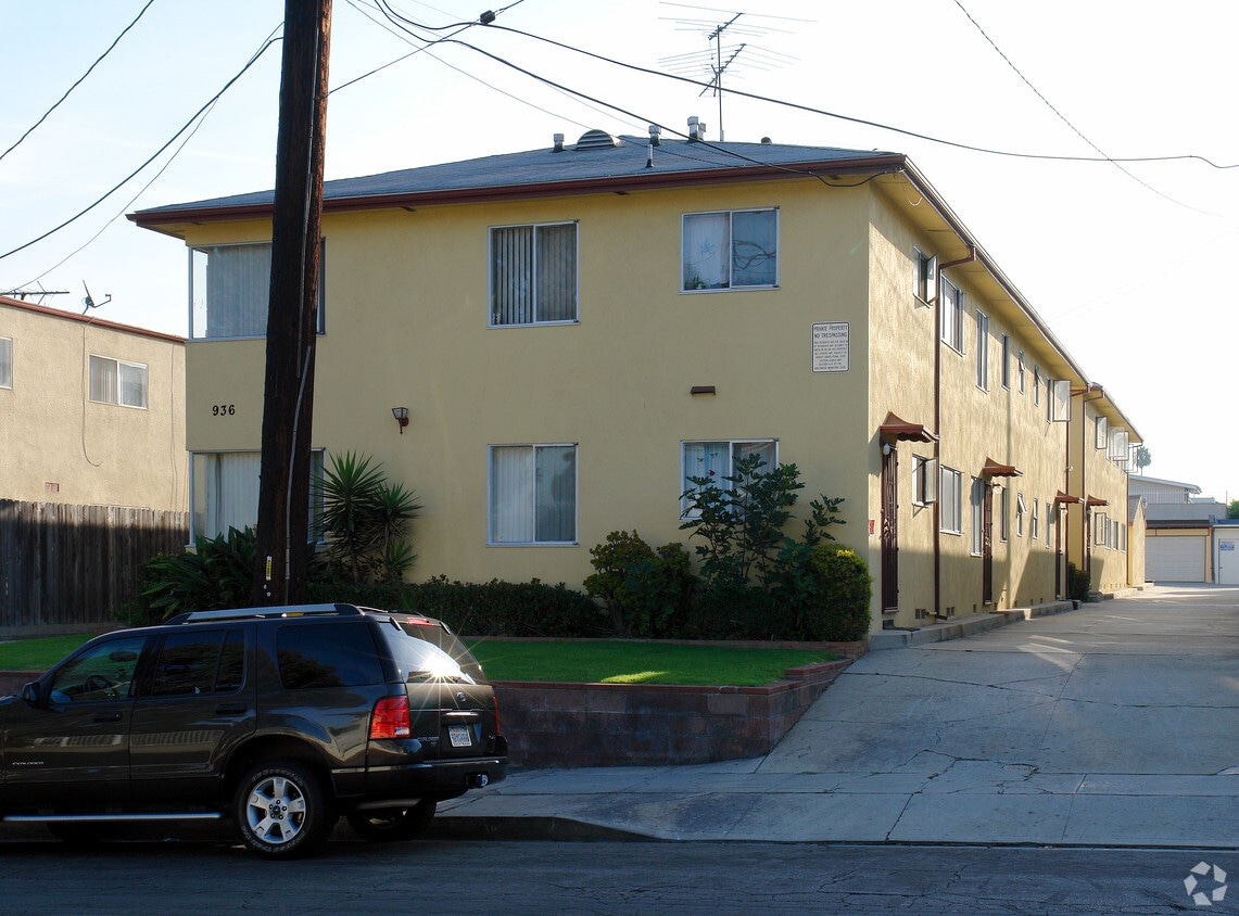 Building Photo - 936 W Beach Ave