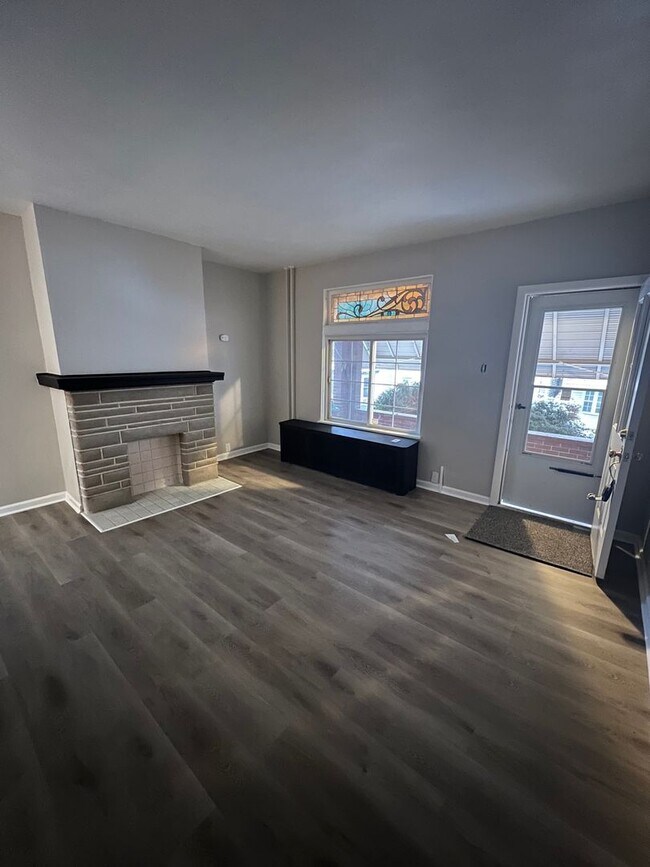Foto del edificio - Entirely Renovated 2 bed, 1 full bath in E...
