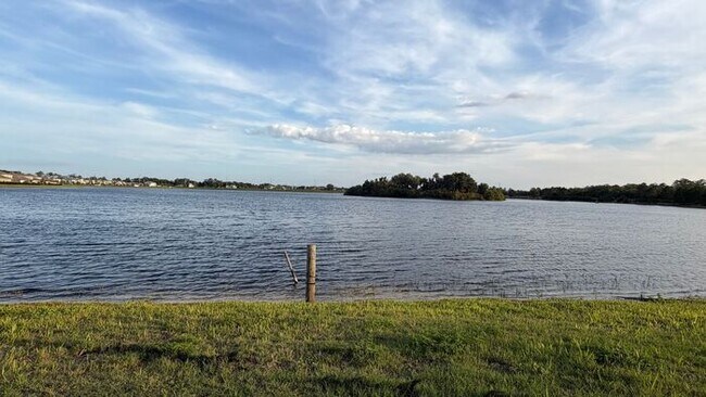 Foto del edificio - Bring Your Boat! 5 Bedroom 3 Bath Lakefront home in Bridgewalk!