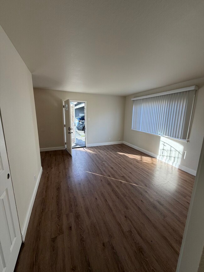 Building Photo - 761 Shepherd Ave