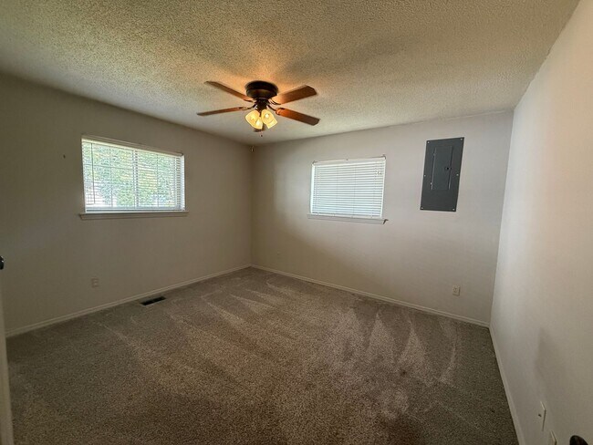 Foto del edificio - 3 bed 2 bath 2 car garage house