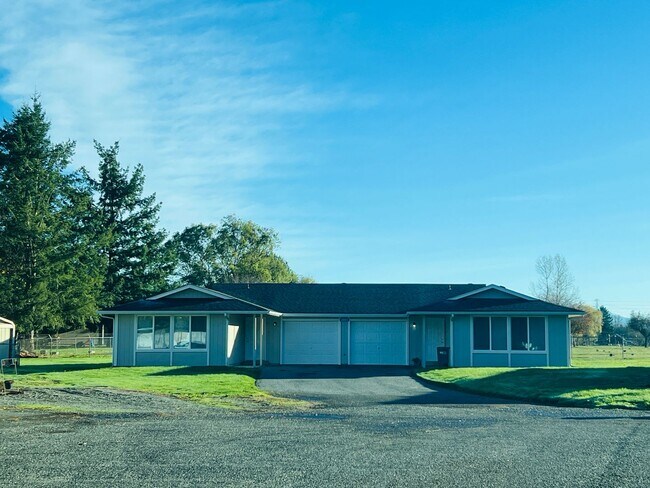 Foto del edificio - Halsey - 24415 Richards Rd Duplex