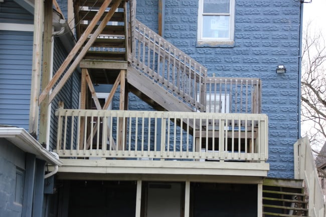 back deck/entrance - 124 College Pl