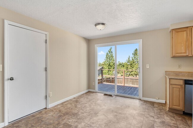 Foto del edificio - Updated 3-Bed Home on Spacious Lot – 10 Mi...