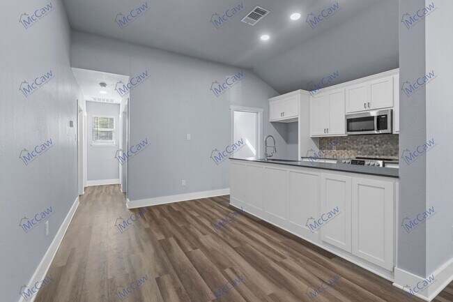 Building Photo - Adorable 3/2 in the Great Neighborhood of ...