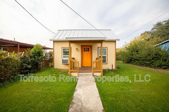 Photo - 611 Rochambeau St House