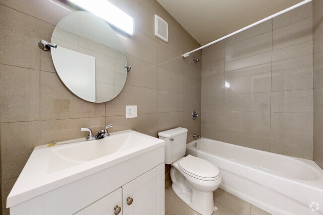 2BR, 1BA - 688SF - Bathroom - Countess at Trillium Park