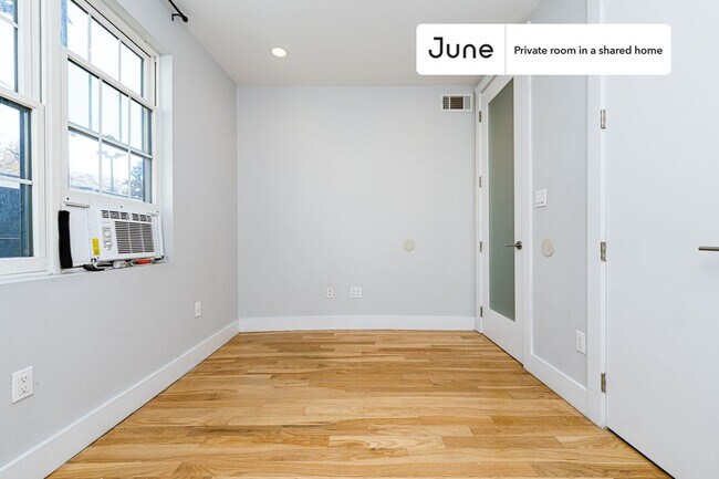 Foto del edificio - Private bedroom in 3 bed/1 bath Home