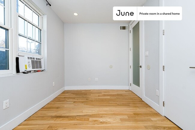 Building Photo - Private bedroom in 3 bed/1 bath Home