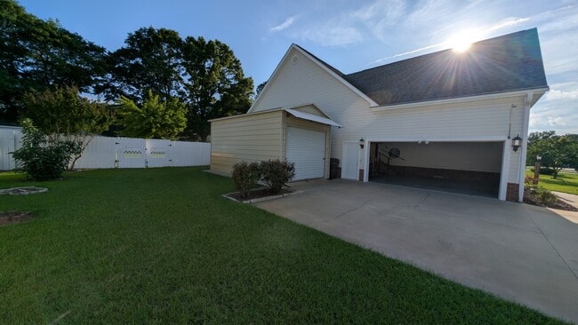Building Photo - 102 Bridge Dr